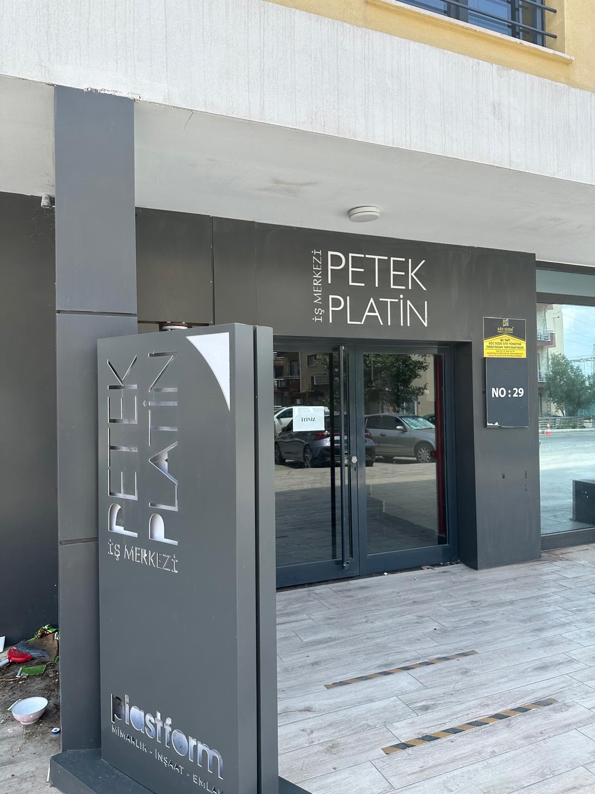 Petek Platin İş Merkezi girişi